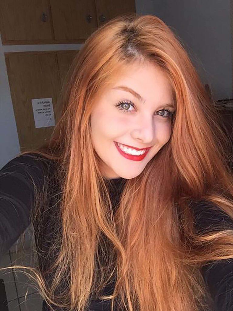 a influenciadora ruiva gabriela mazutti, com cabelos longos lisos