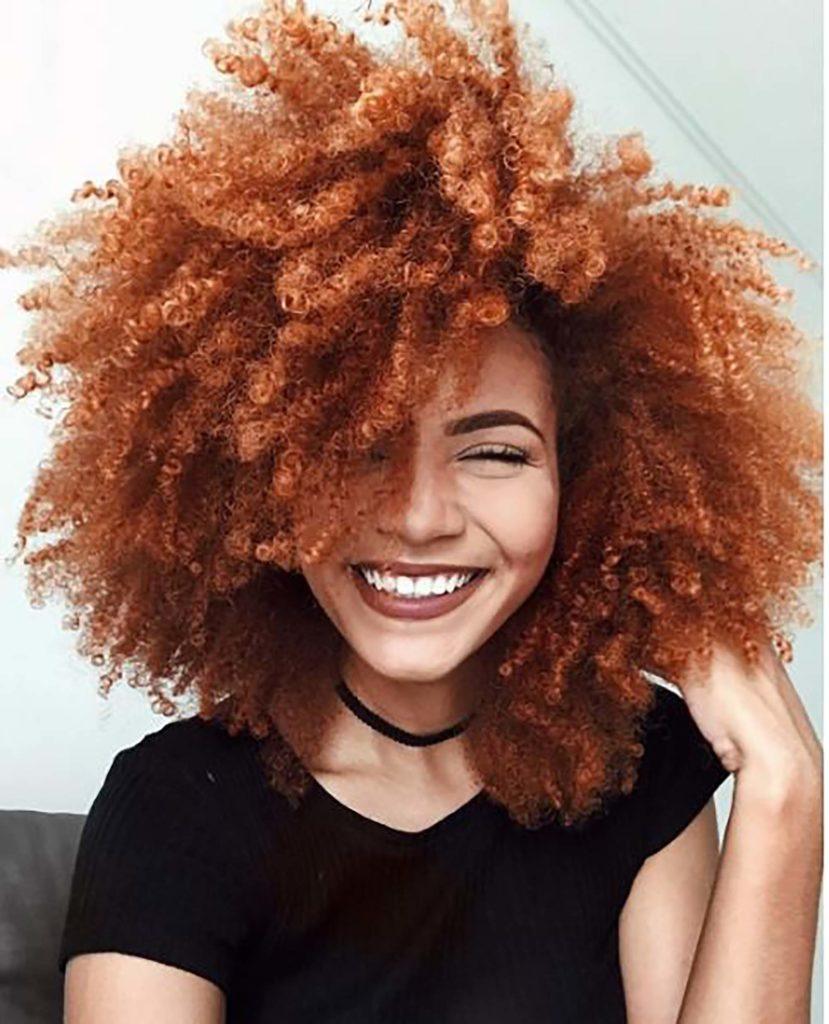 a influencer ruiva julia lira com cabelo crespo bem volumoso