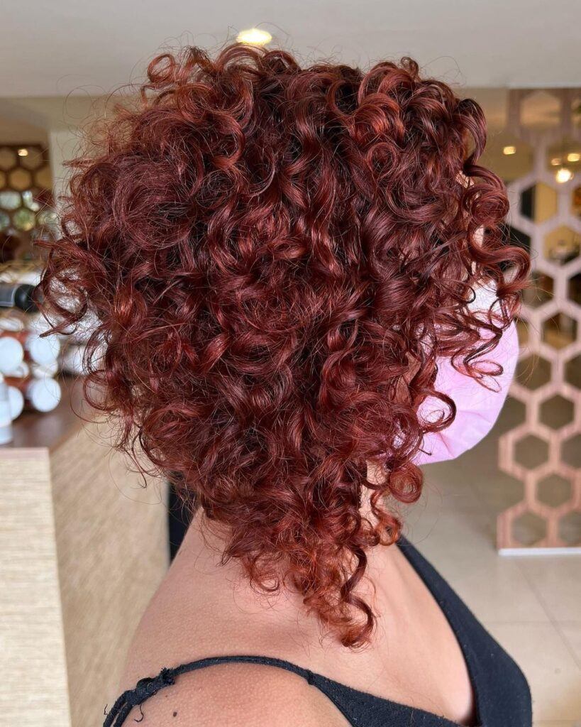 ruivo-marsala-cacheado-cabelo-curto