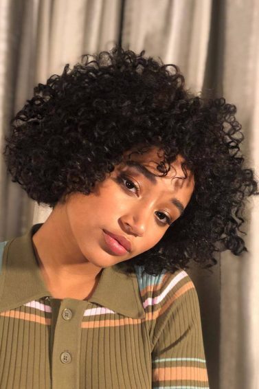 mulher com cabelo short bob cacheado