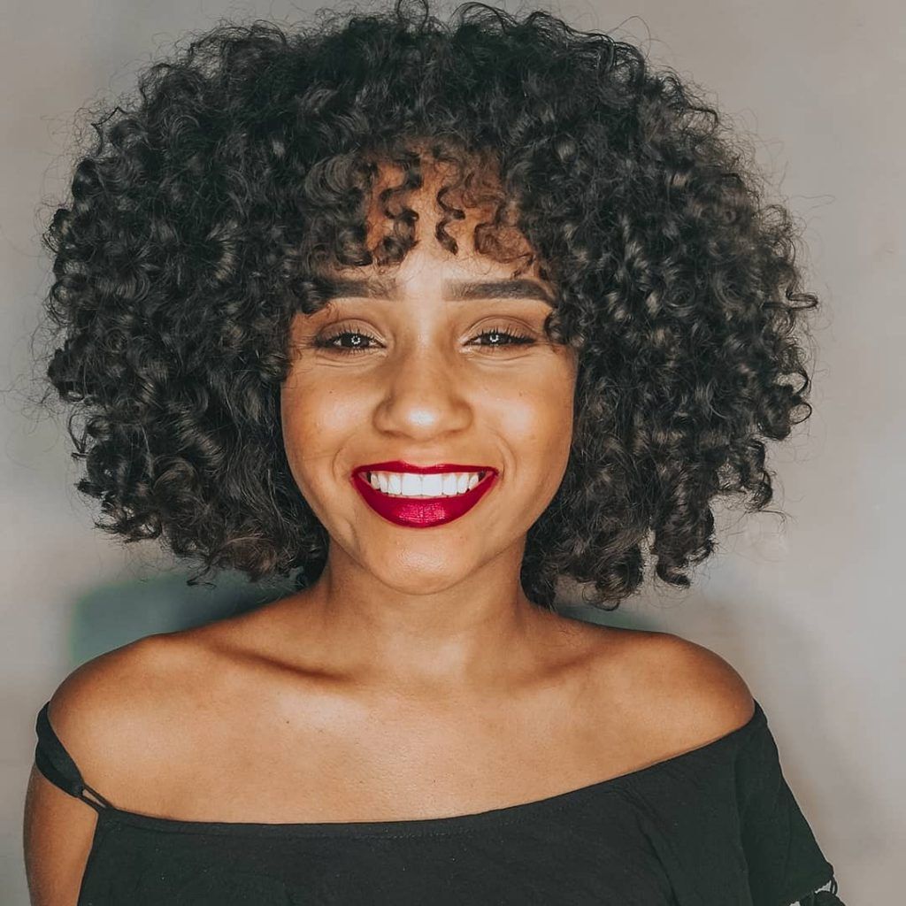 mulher com short bob cacheado com franja