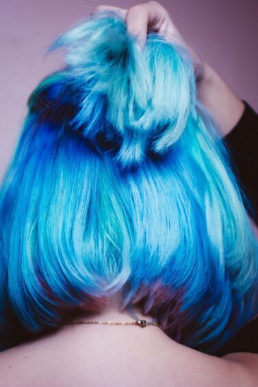 mulher de costas com cabelo azul