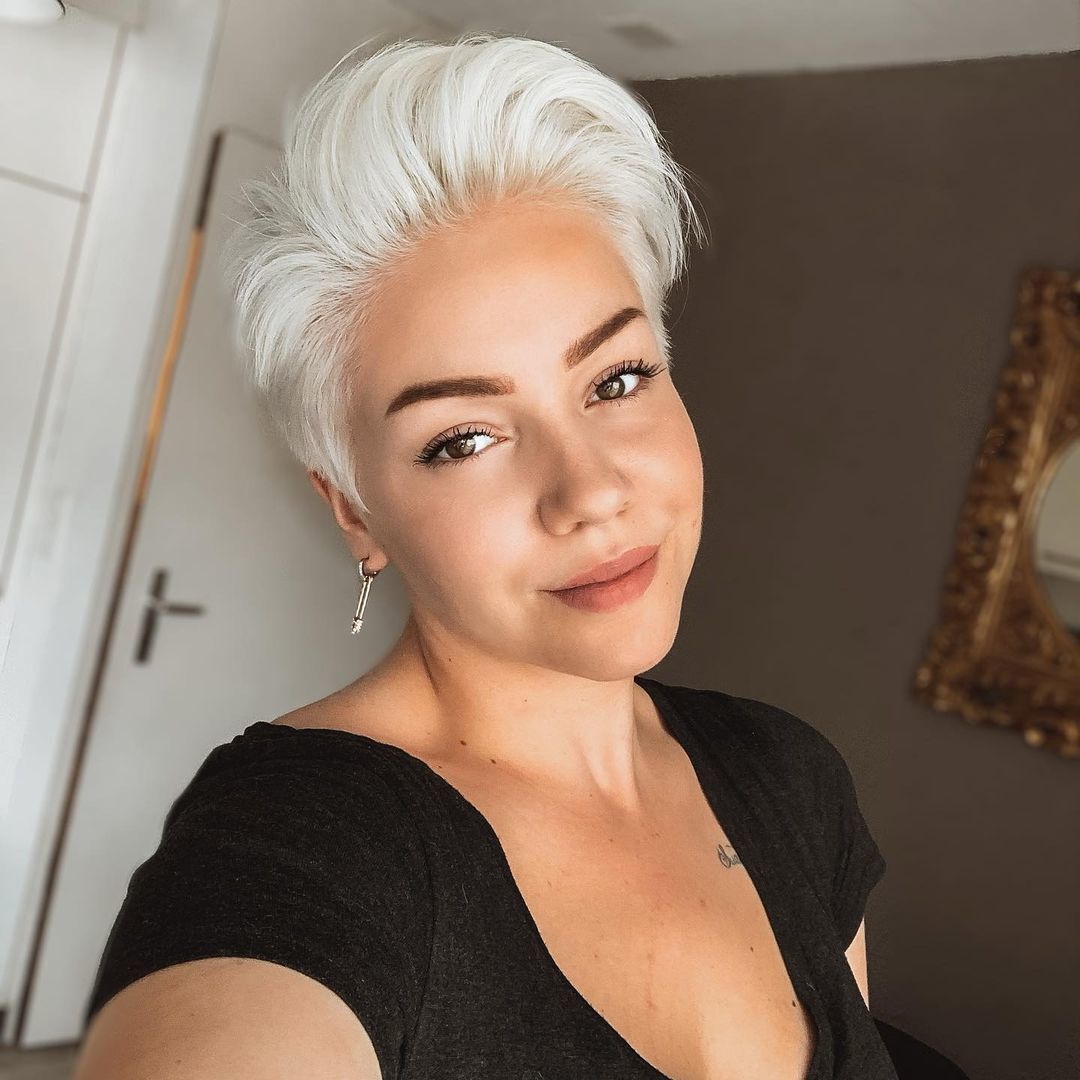 Mulher com cabelo branco curto