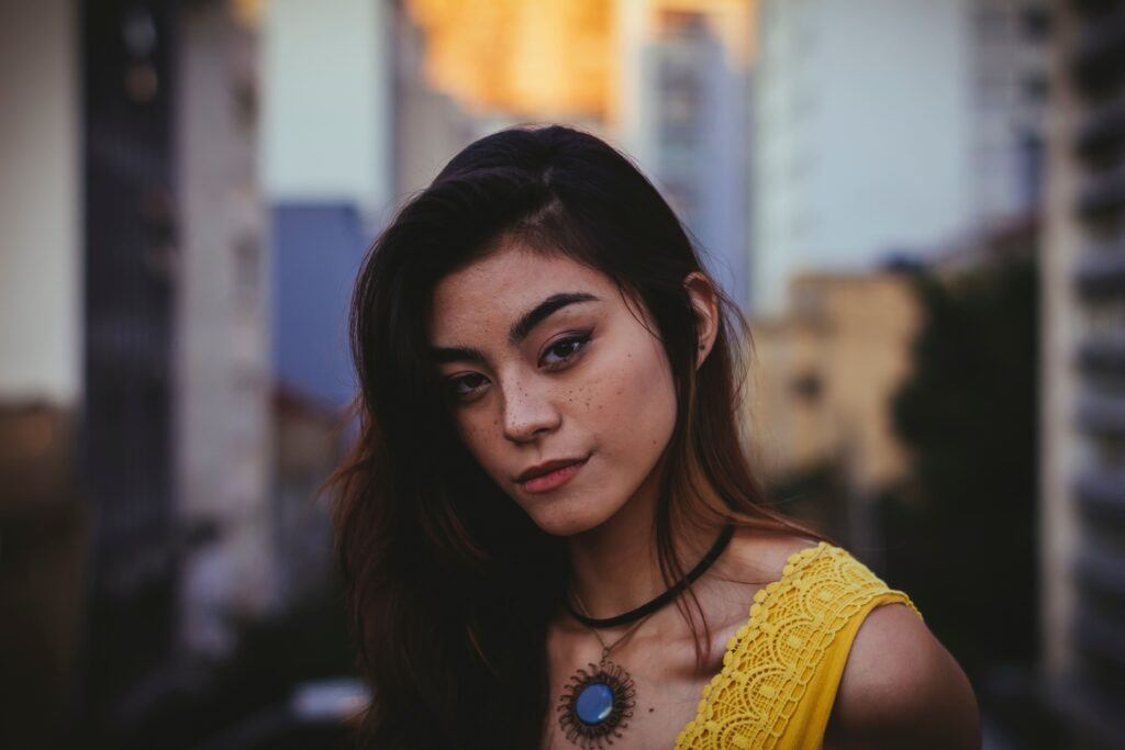 mulher olhando para a camera