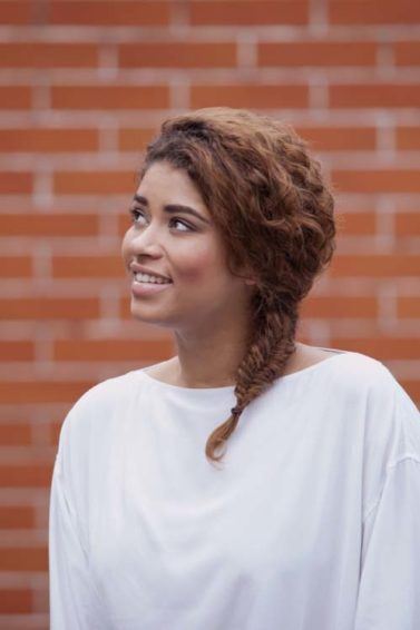 Mulher com cabelos mel e trança escama de peixe