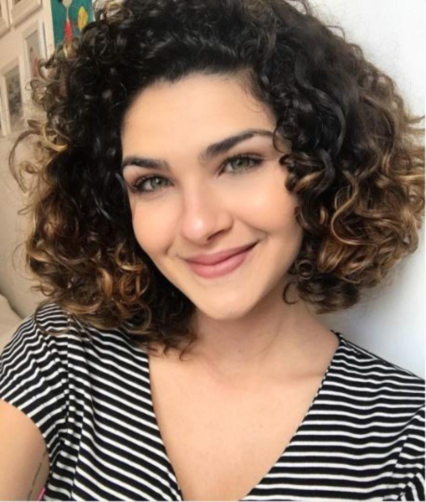 modelo de motivos para amar cabelo cacheado