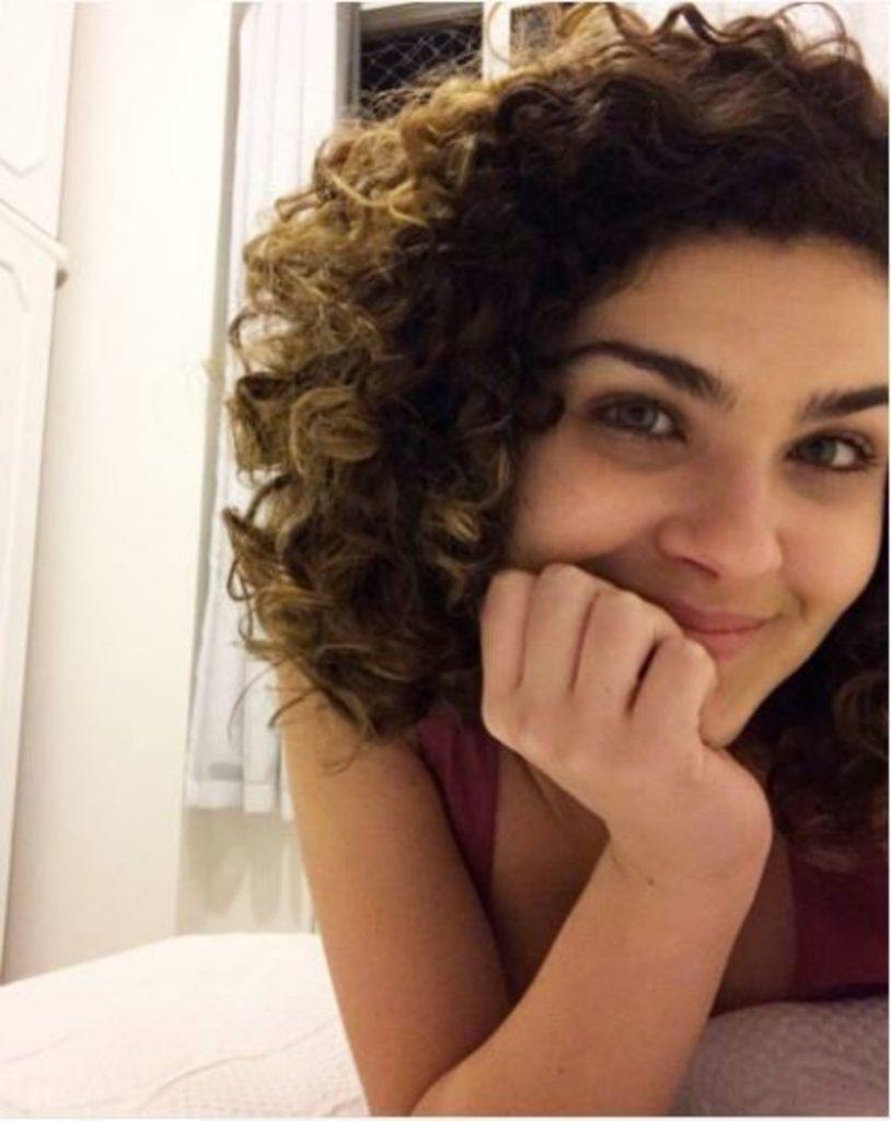modelo de motivos para amar cabelo cacheado