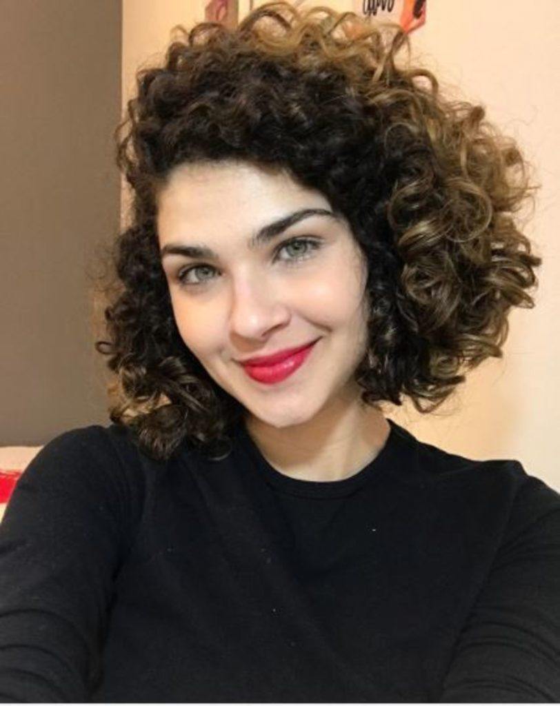 modelo de motivos para amar cabelo cacheado