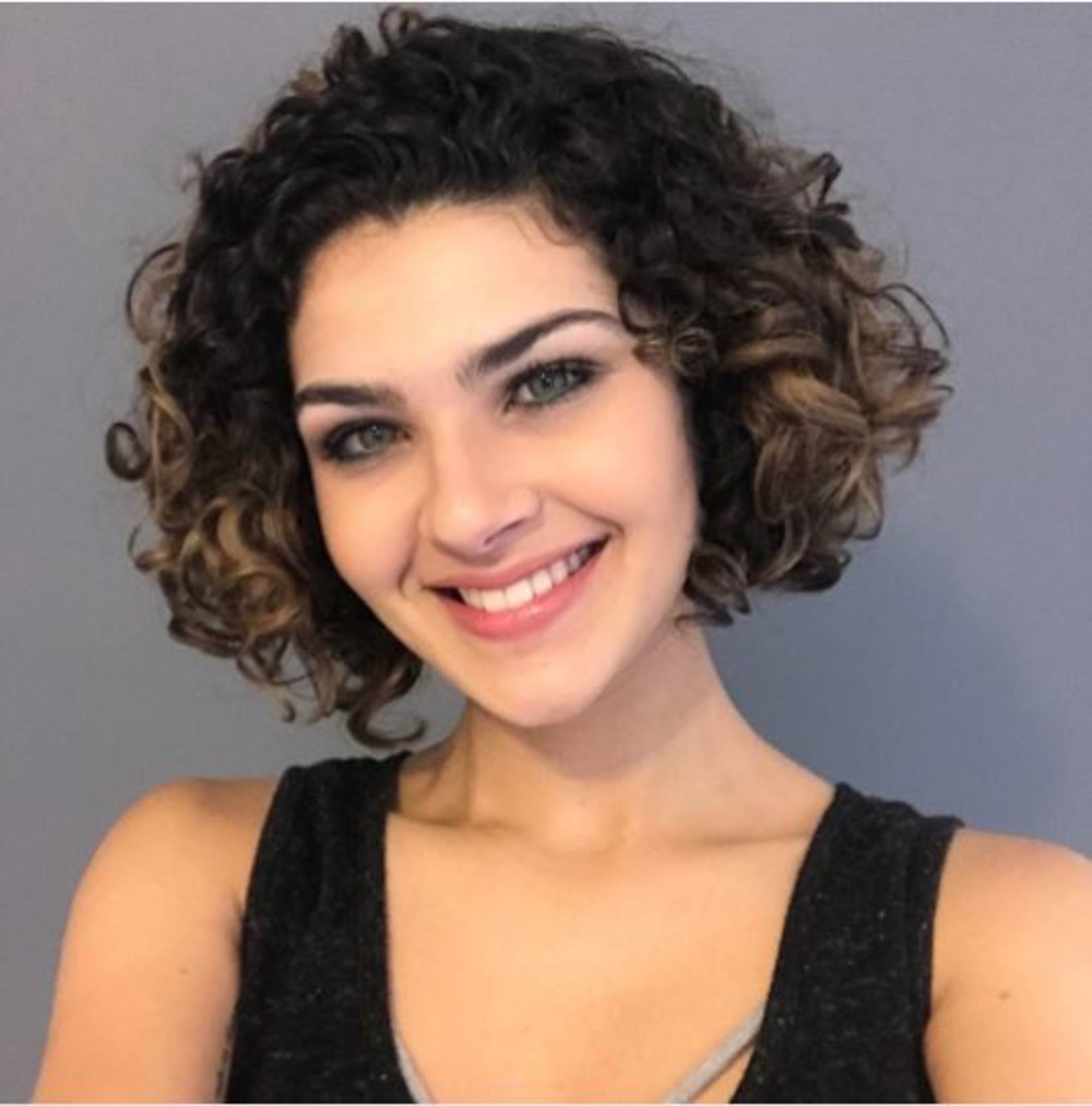 Gabi Vasconcellos e seus 10 motivos para amar cabelo cacheado