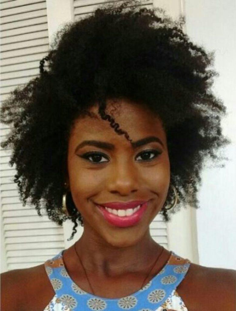 modelo de motivos para amar o cabelo crespo