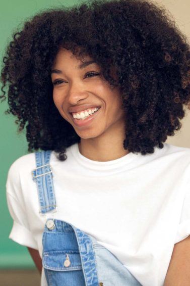 Mulher com cabelo médio afro