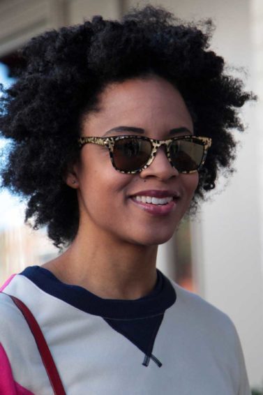 arrumar o cabelo: modelo com cabelo crespo