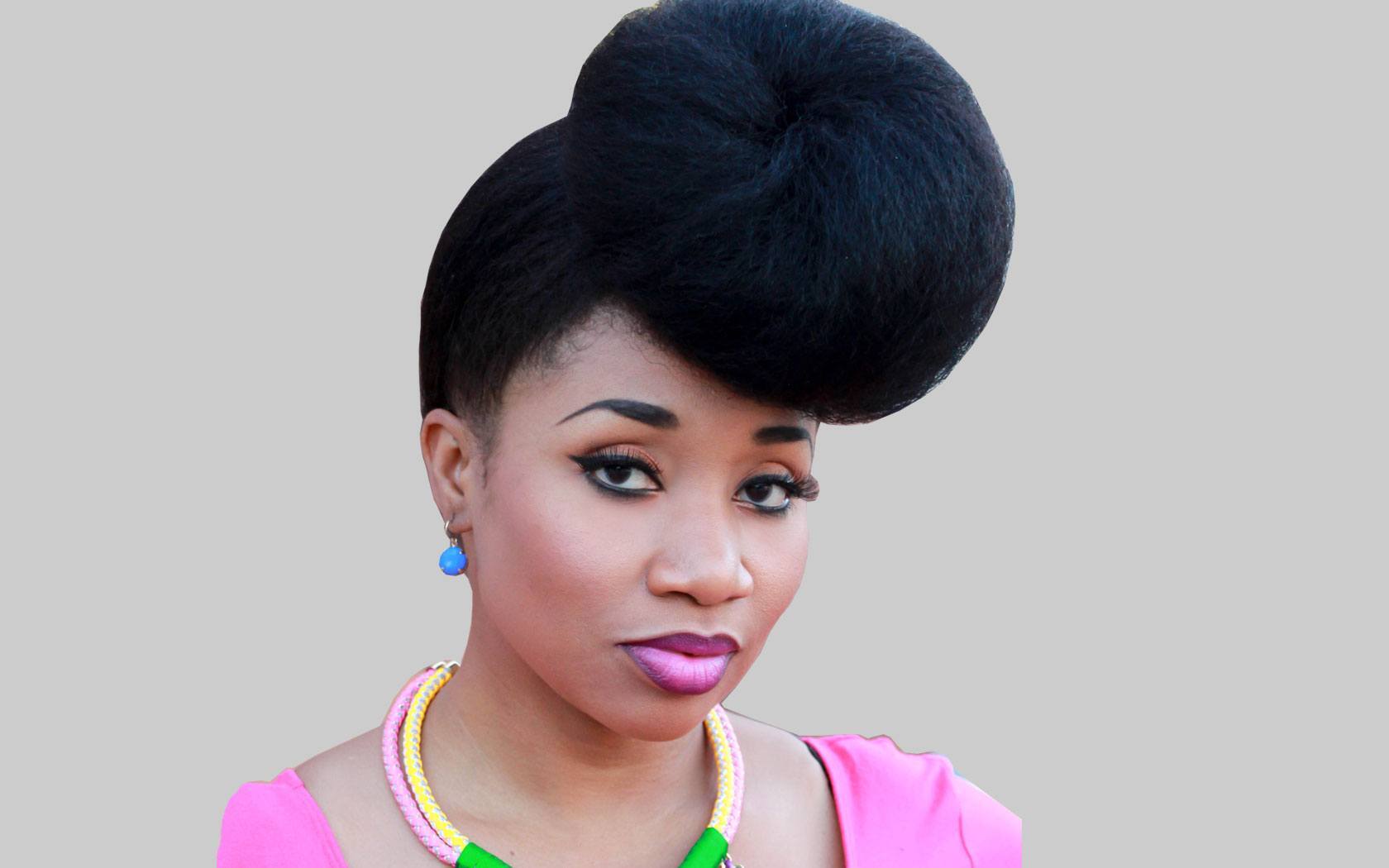Ostentação recorde: conheça a mulher que tem o maior cabelo afro do mundo