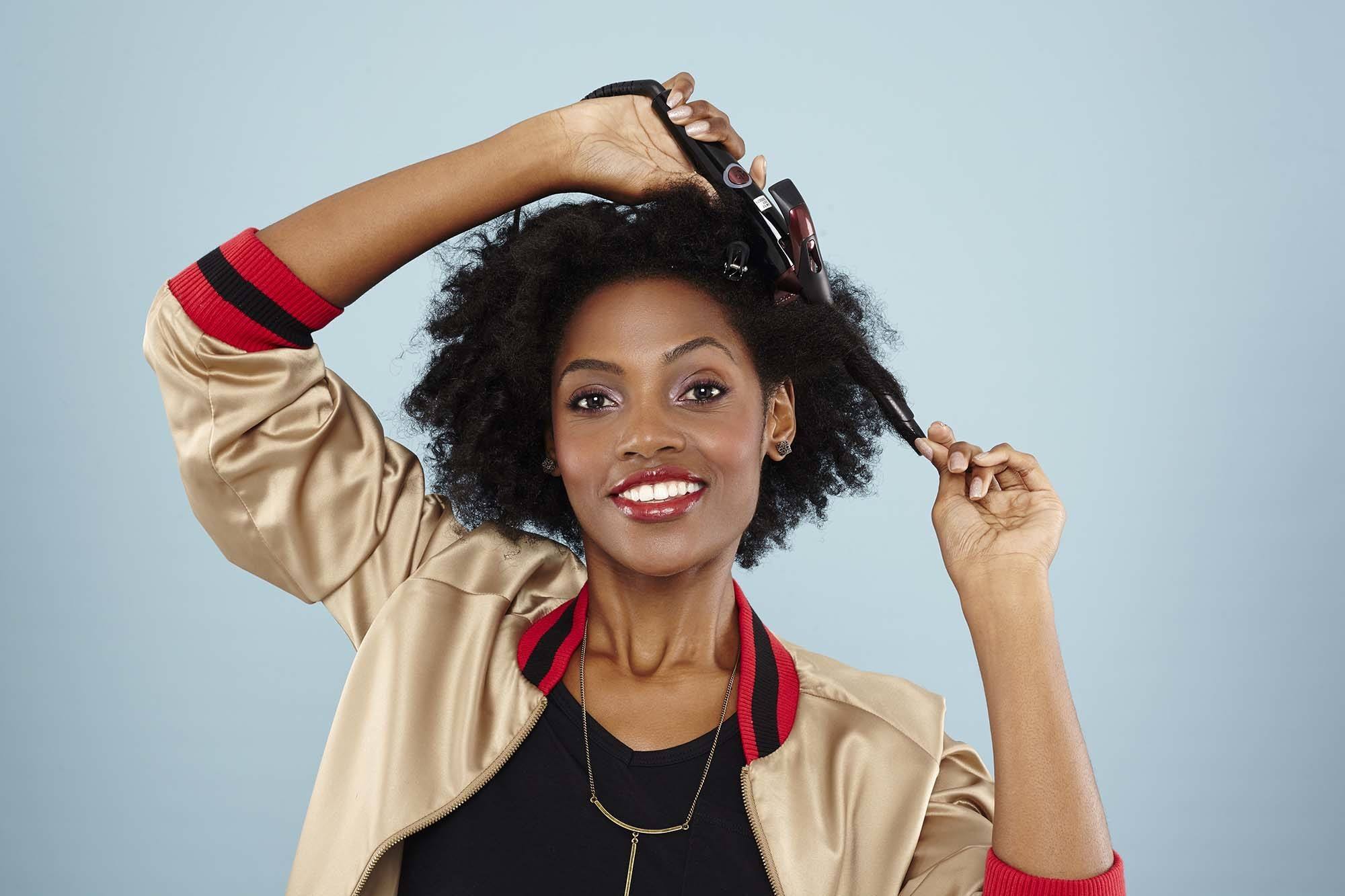 Texturização com modelador de cachos em cabelo crespo