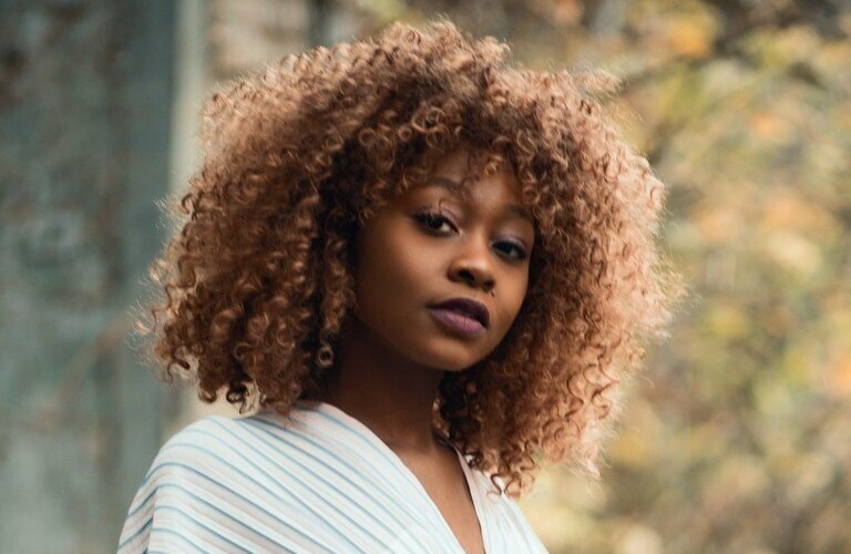Cabelo cacheado com luzes: cuidados e dicas para escolher o tom ideal