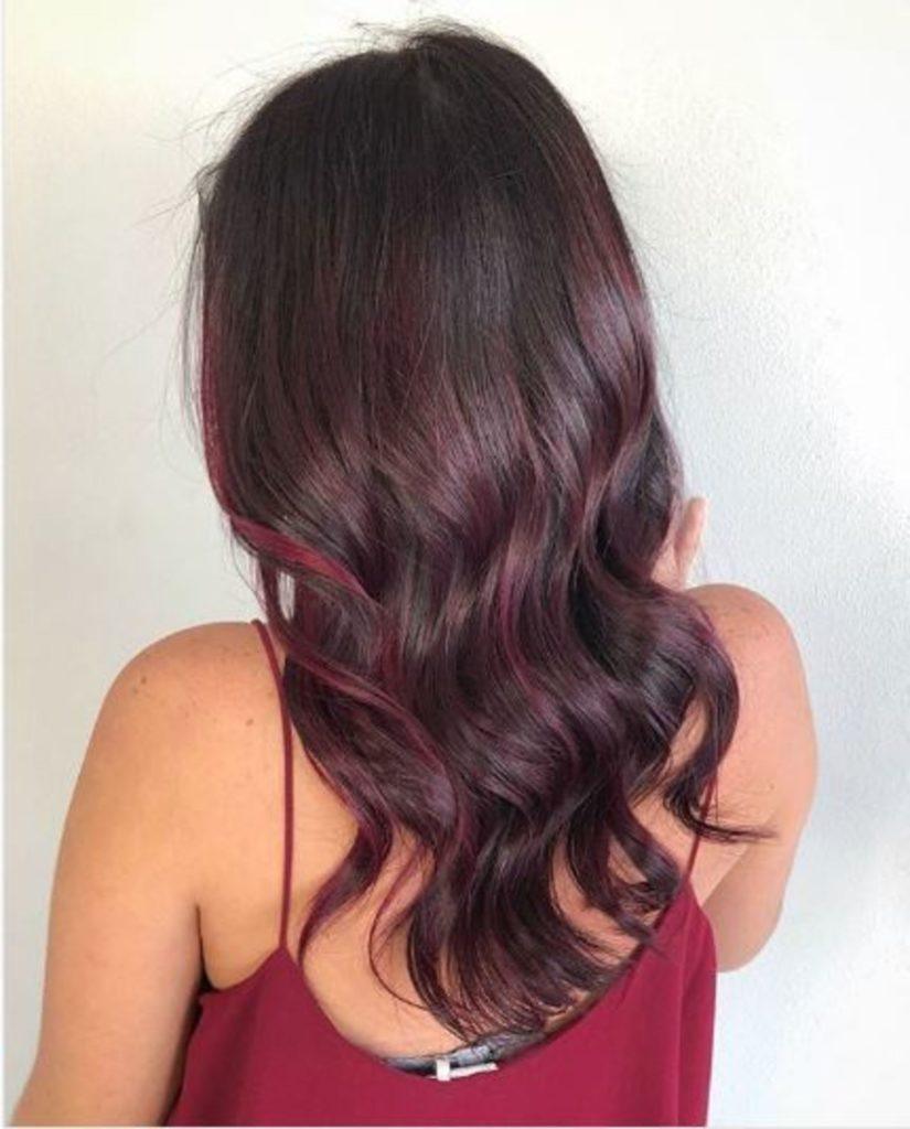 modelo de cabelo cor de vinho