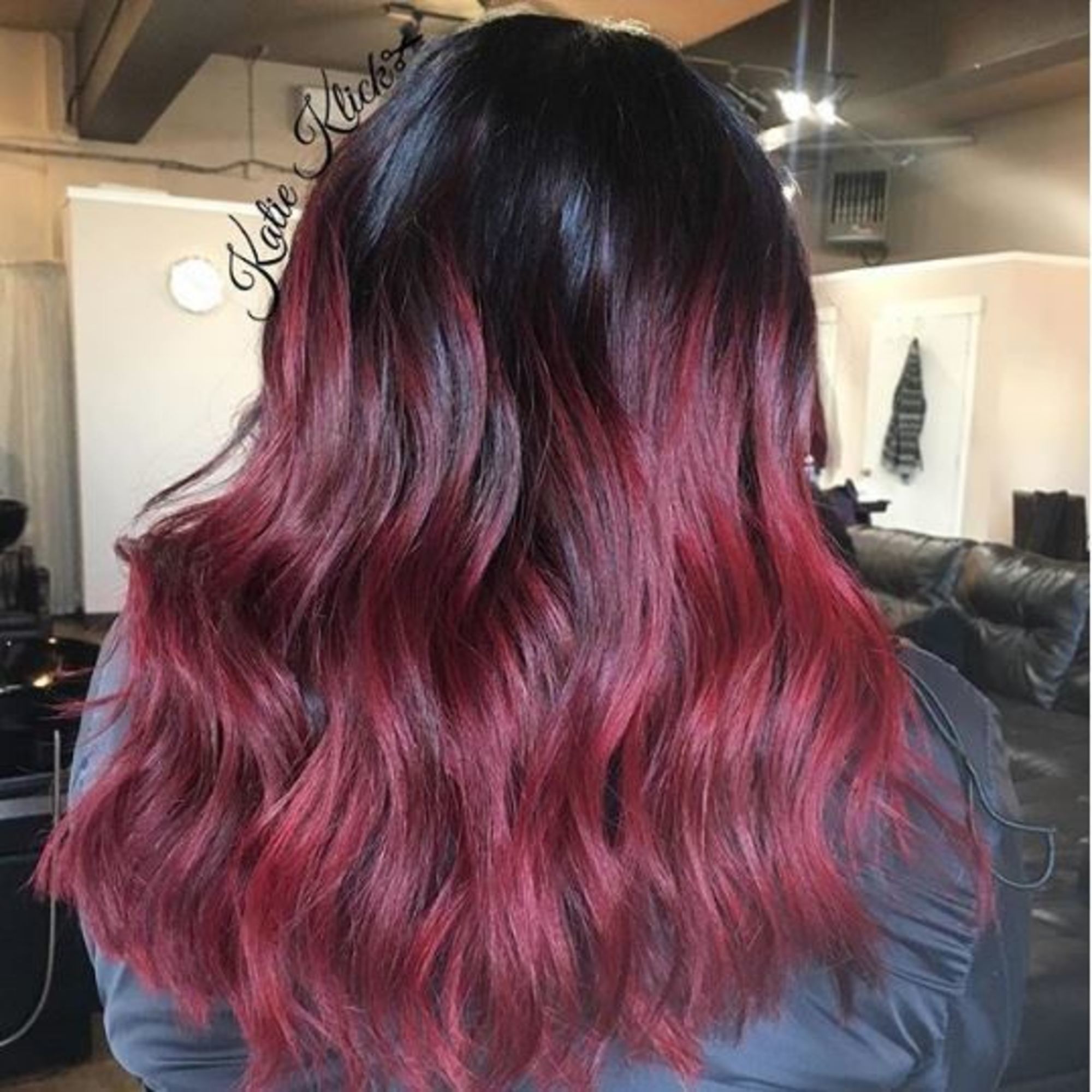 Gosta de vermelho? Conheça o cabelo cor de vinho quente