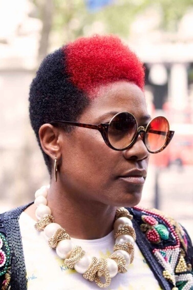 modelo com cabelo crespo colorido