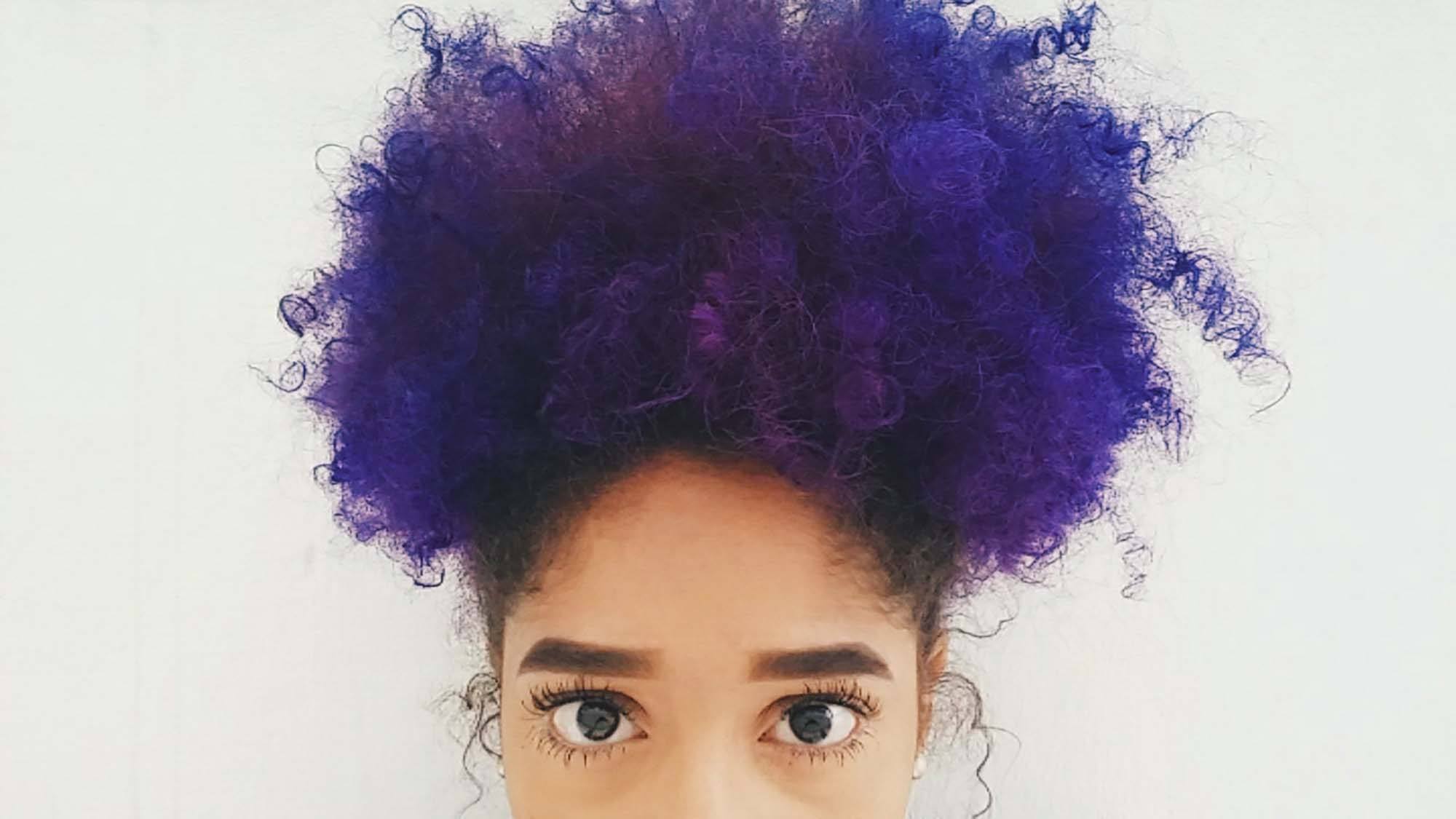 Como cuidar do cabelo crespo com cor fantasia? Descubra!