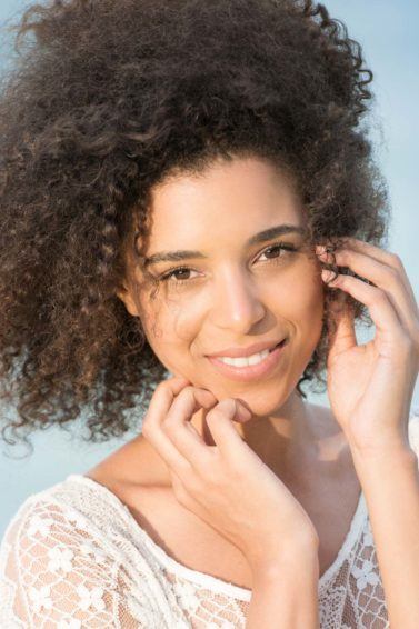 modelo com cabelo crespo indomável