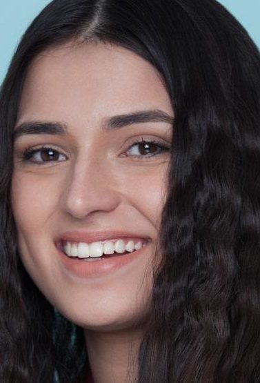 Modelo mostra como ficou seu cabelo frisado