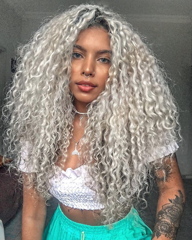 cabelo-loiro-cacheado-platinado-longo