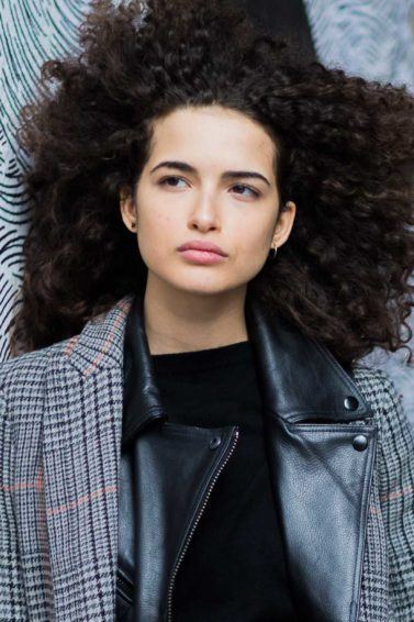 cabelos crespos naturais: modelo com cabelo crespo
