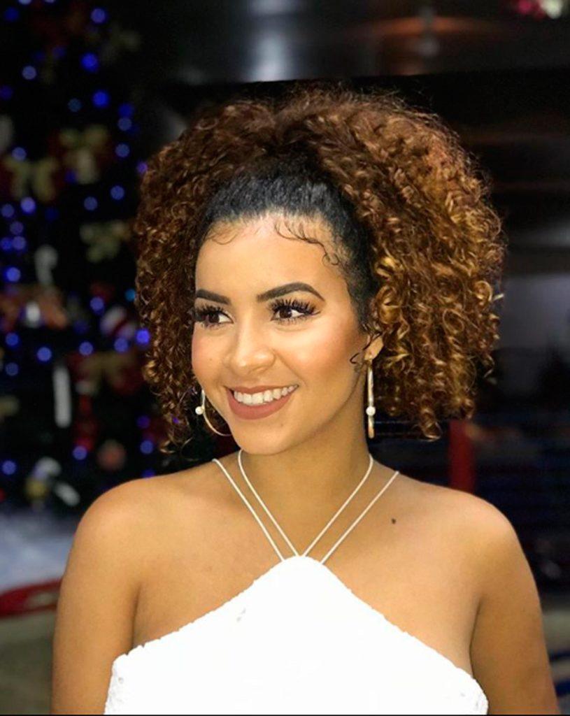 Camilla Santana com cabelo cacheado