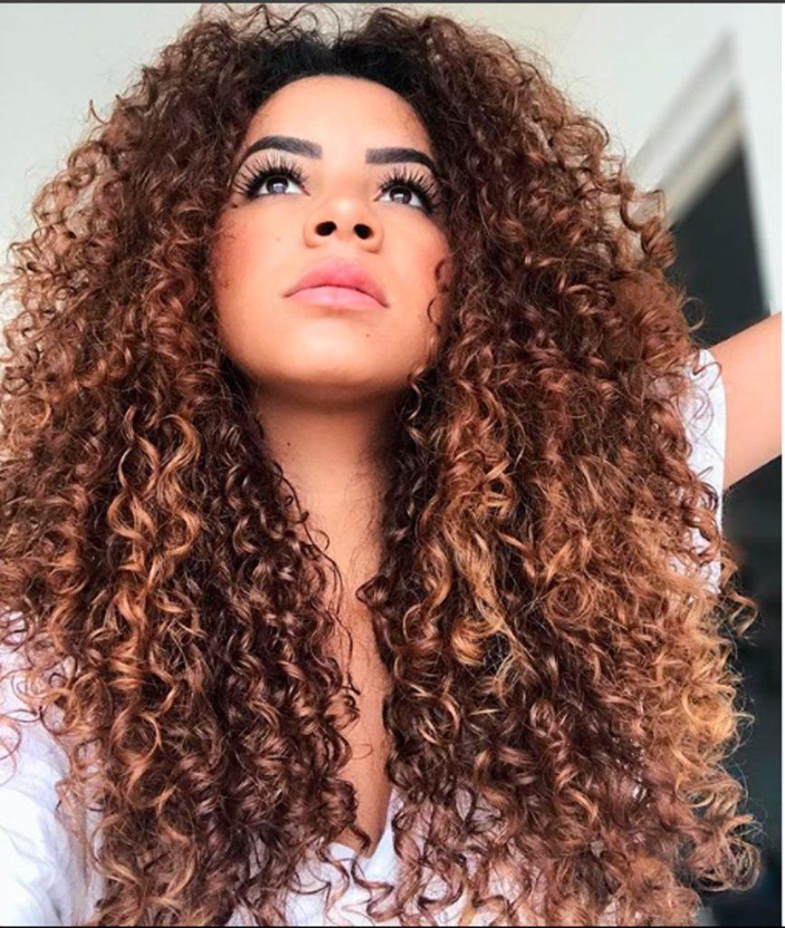 Camilla Santana com cabelo cacheado