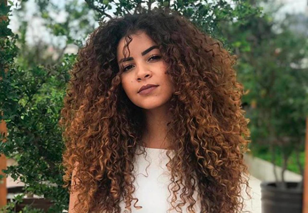 Camilla Santana com cabelo cacheado
