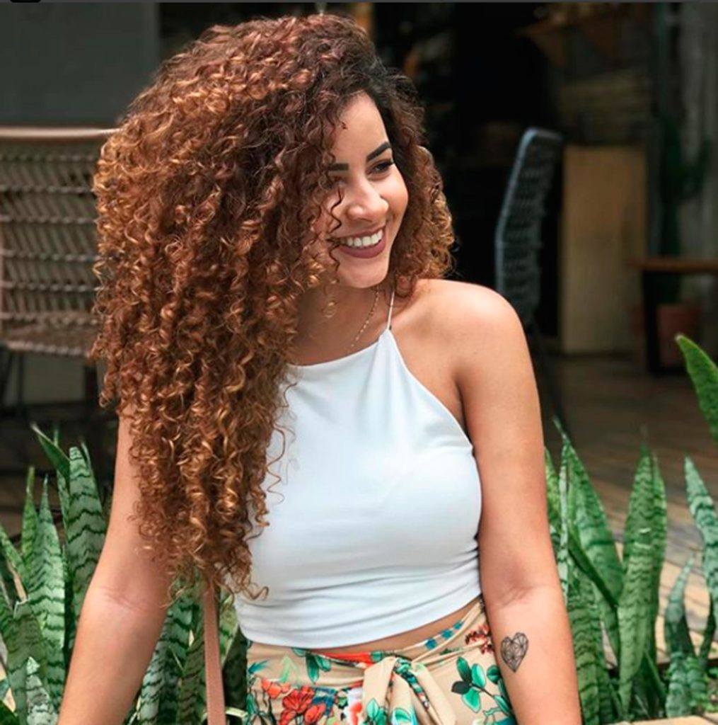 Camilla Santana com cabelo cacheado