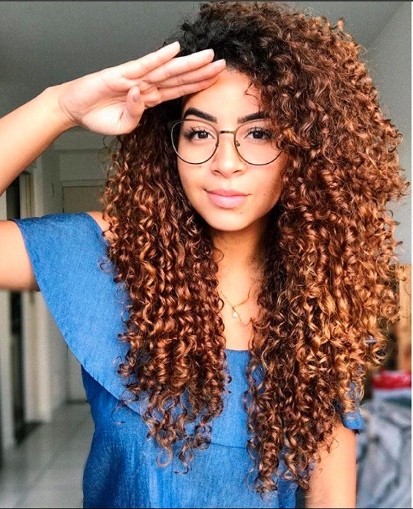 Camilla Santana com cabelo cacheado