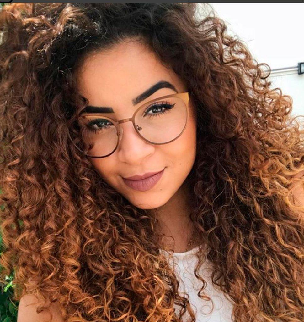 Camilla Santana com cabelo cacheado