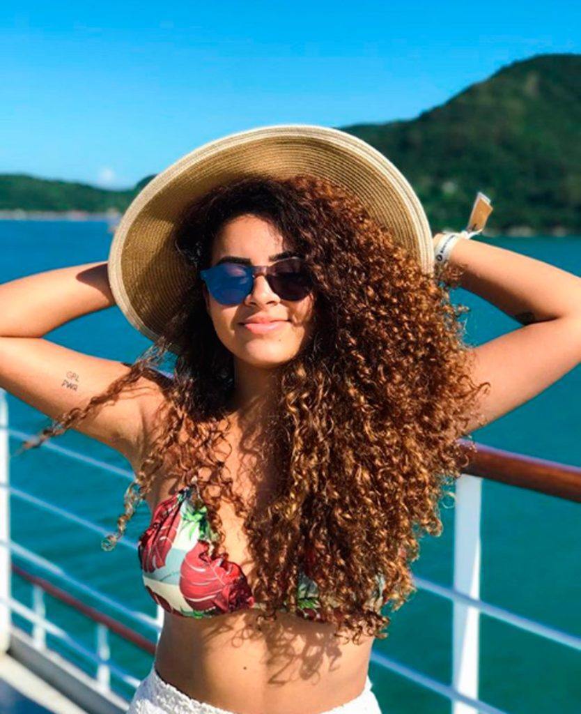 Camilla Santana com cabelo cacheado