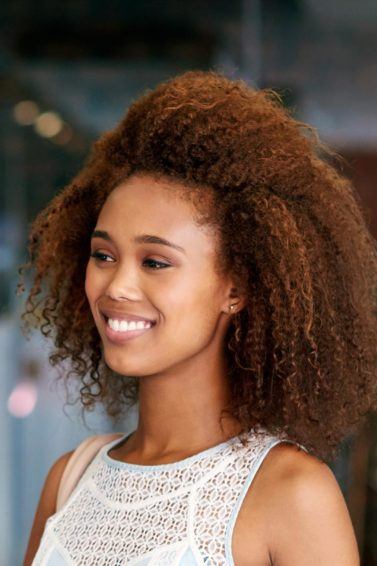 modelo com cauterização no cabelo crespo
