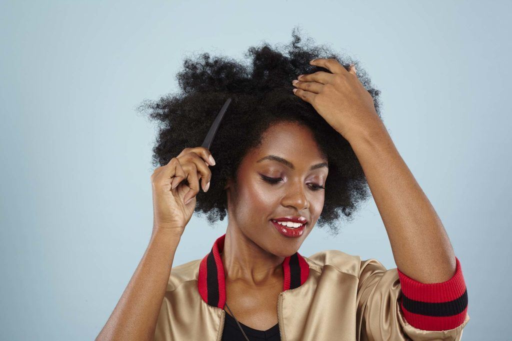 Pente para separa mechas em cabelo crespo