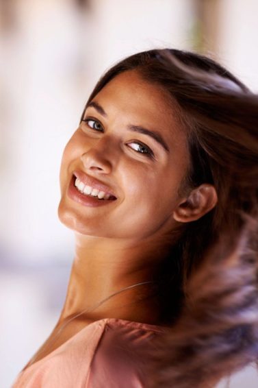 Como fazer a escova durar mais: modelo com cabelo alisado