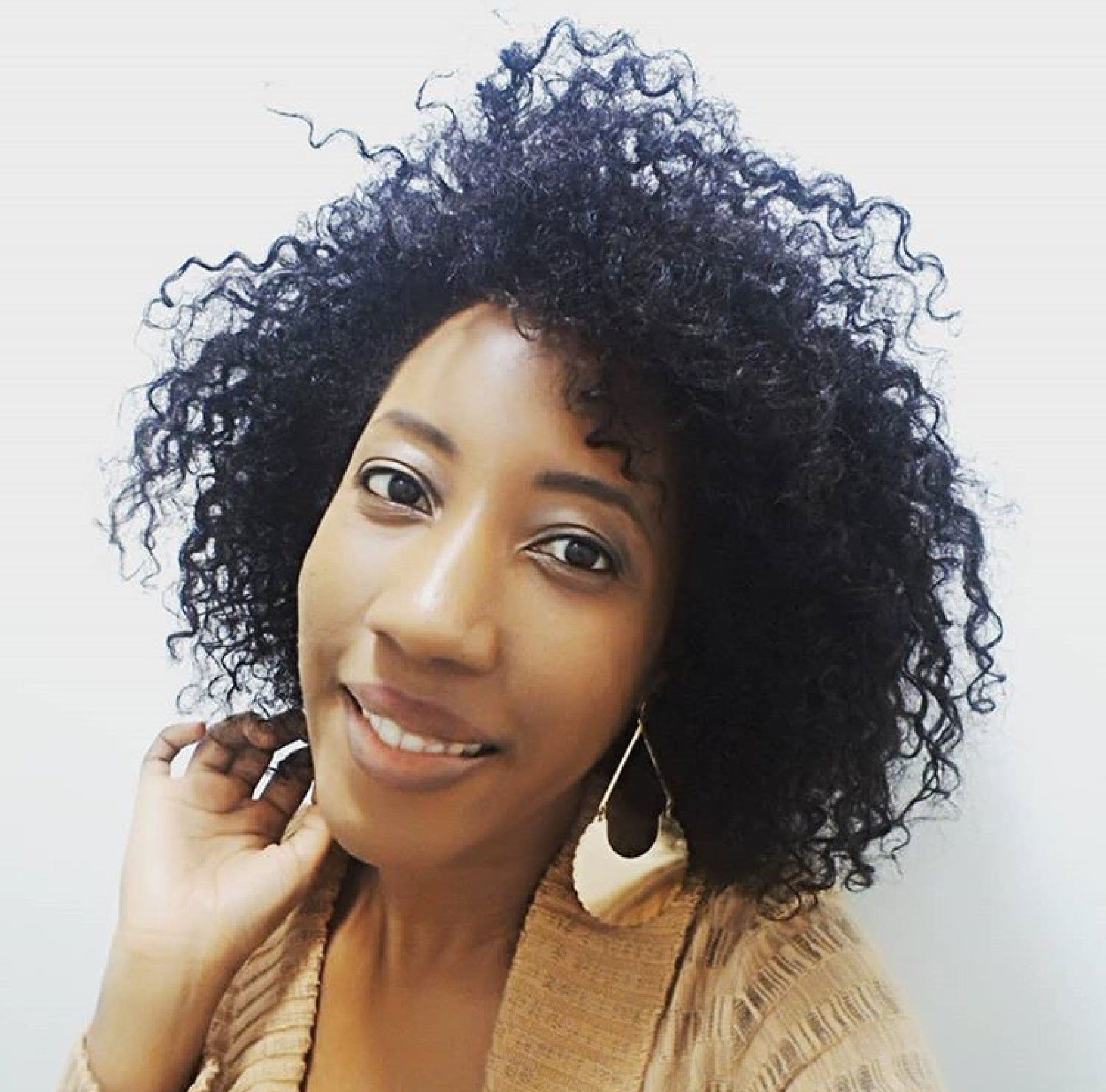 Mulher com cabelo com permanente afro
