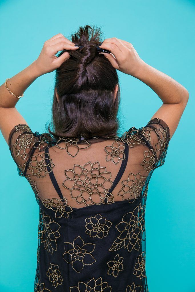 Cabelo liso curto com metade presa para cima com coque banana