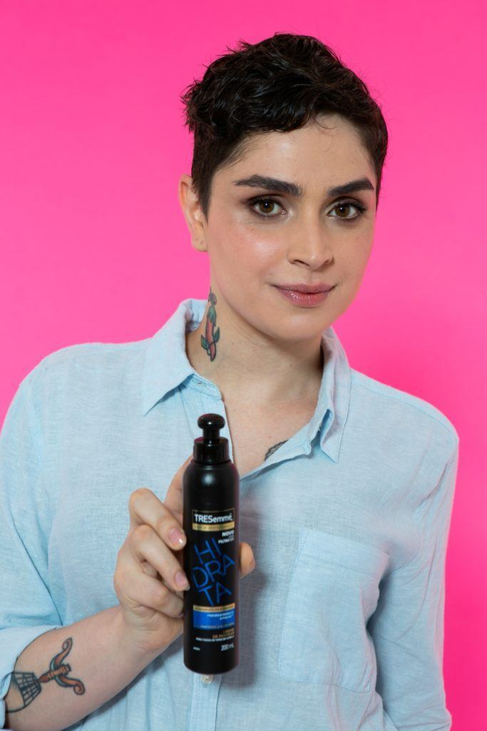 aplicando creme para pentear no cabelo