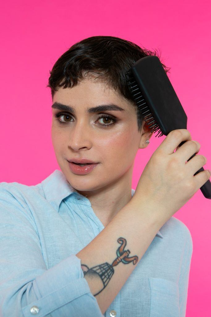 penteando o cabelo com escova