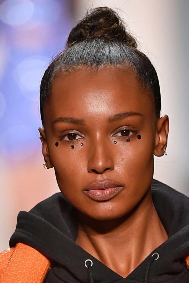 modelo com um dos coques para cabelo crespo