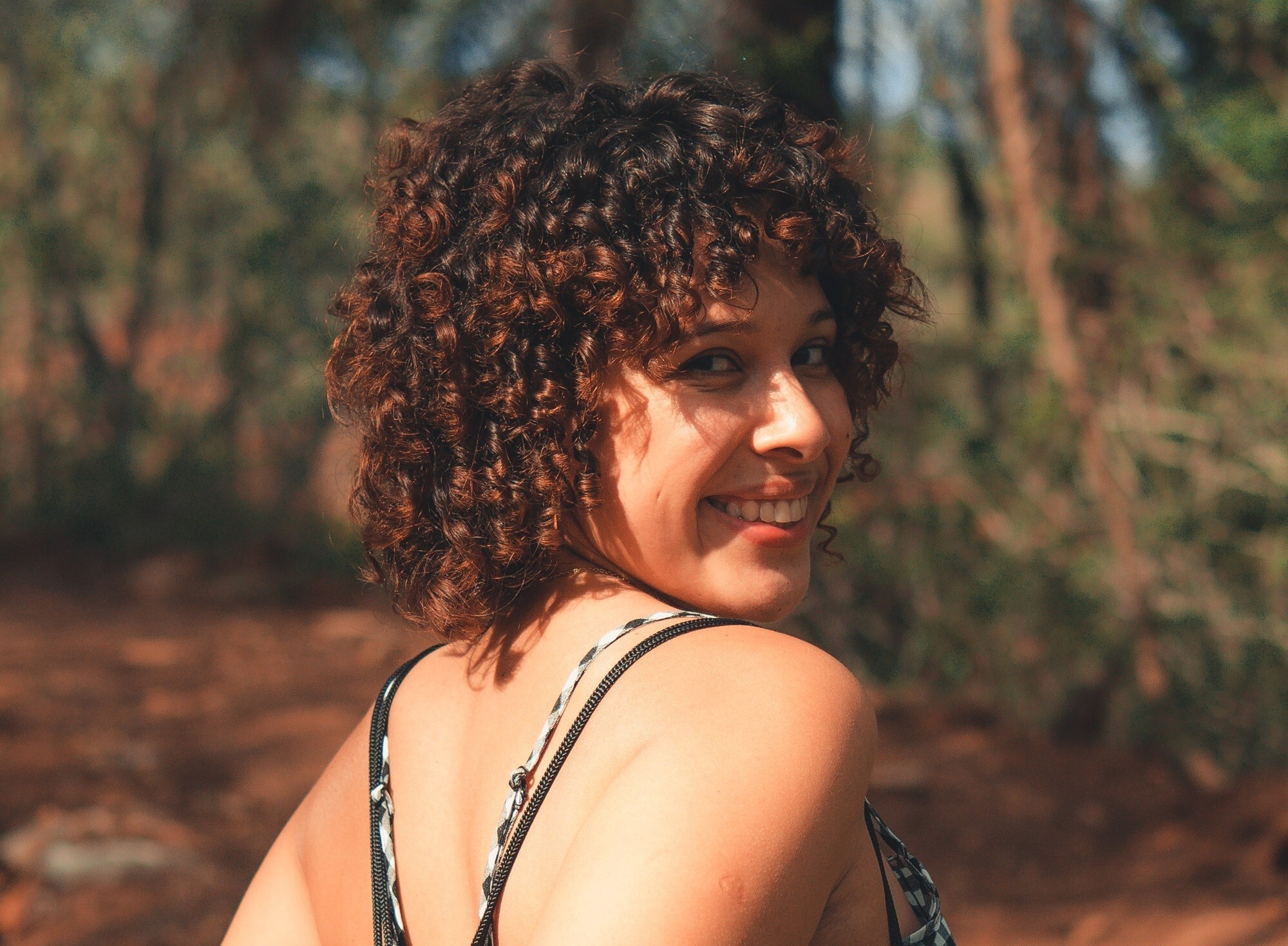 Cabelo cacheado com luzes: 30+ fotos, como cuidar e escolher o tom ideal