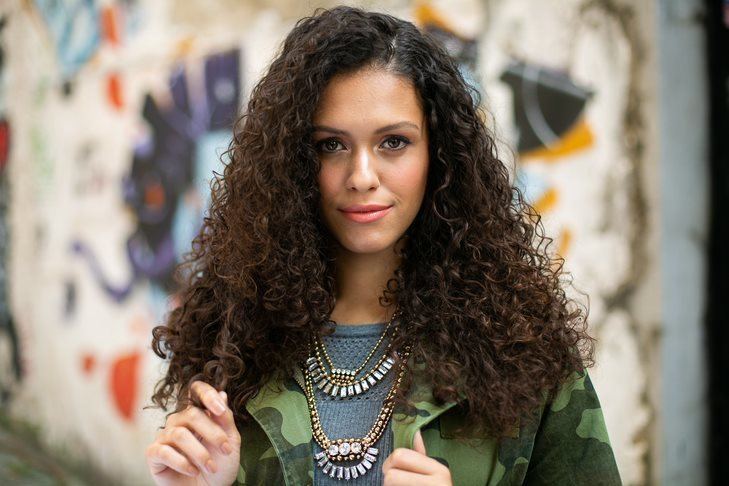 mulher com cabelo ondulado