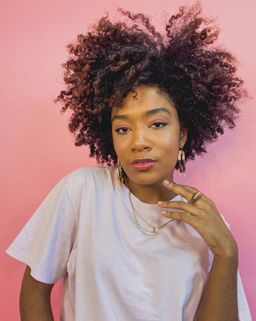 mulher com cabelo cacheado médio com corte degradê