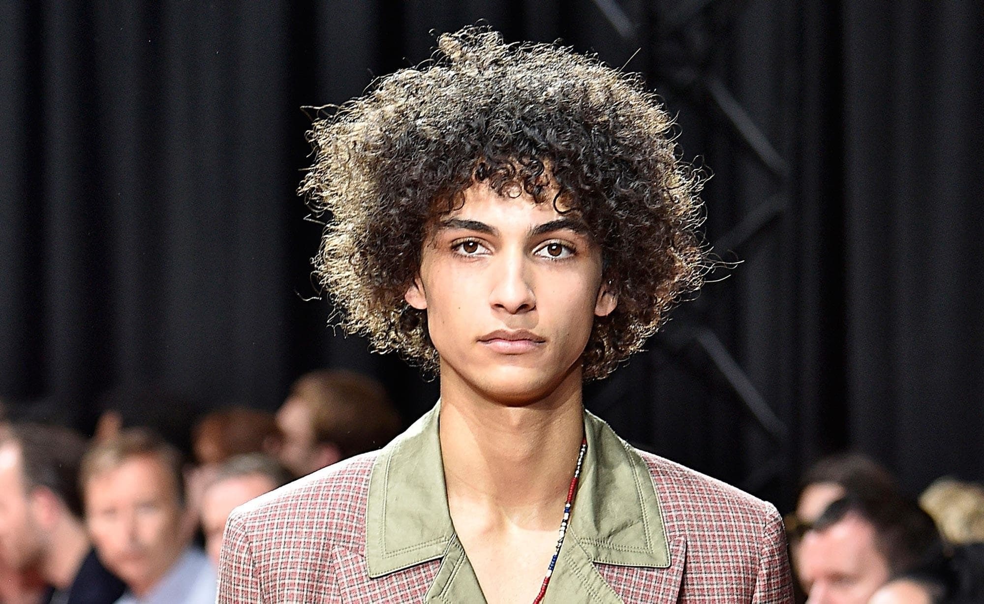 Cabelo cacheado masculino médio
