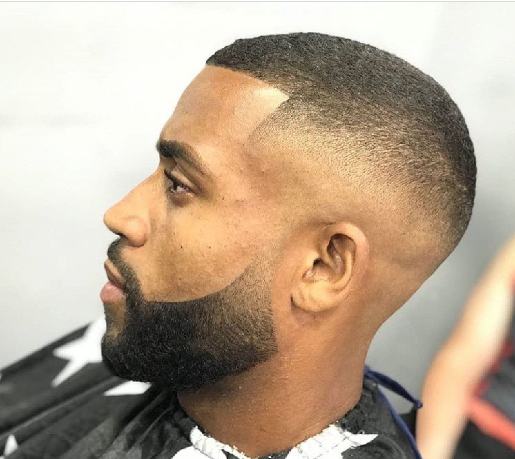 Cabelo crespo masculino curtinho com corte militar