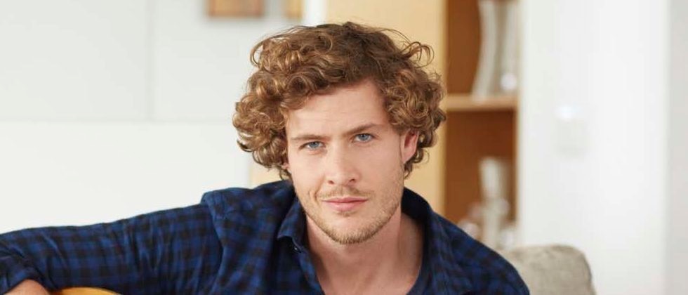 Modelo com Cabelos cacheados masculinos com Comprimento médio