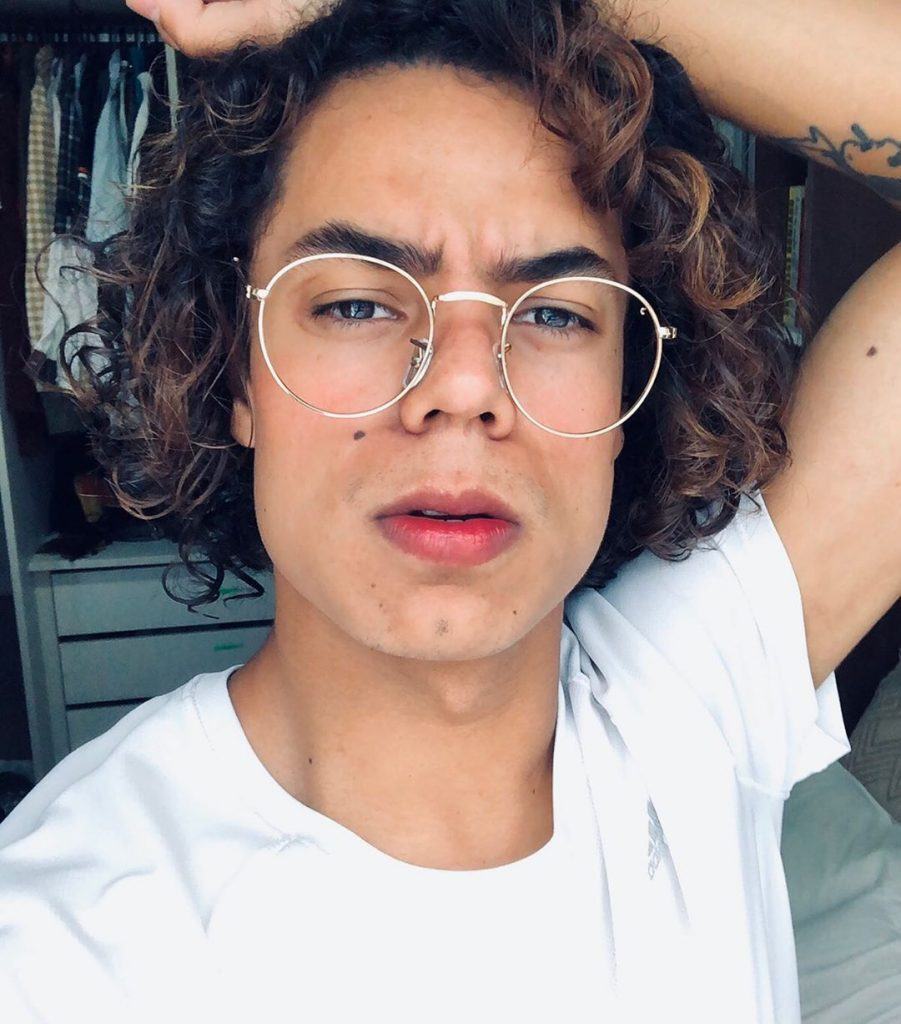 cabelo cacheado com pontas desconectadas