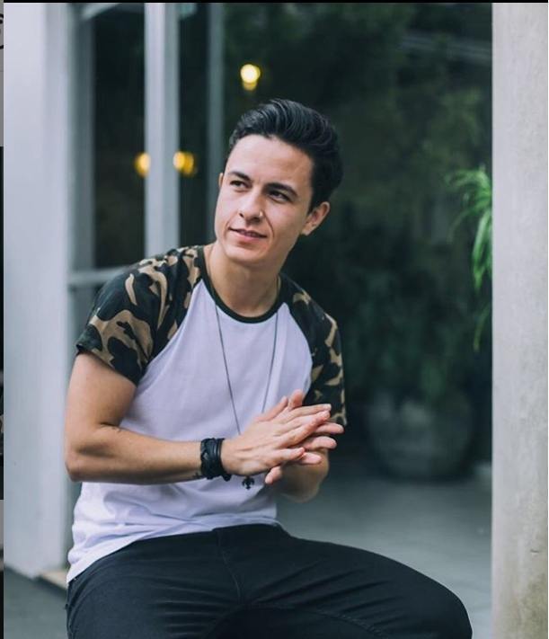 Homem com cabelo curto castanho de lado